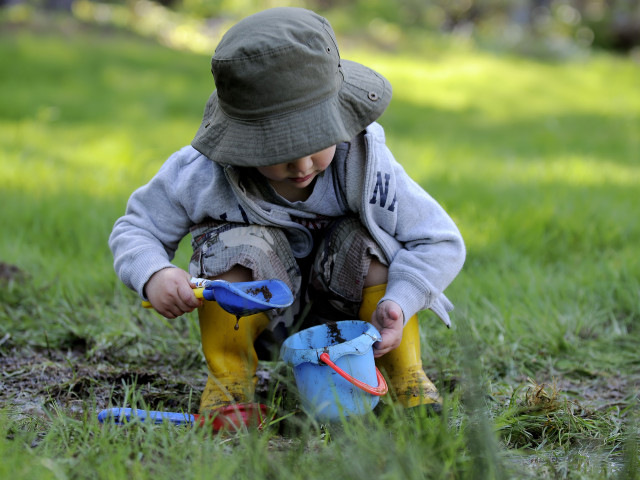 child digging in dirt